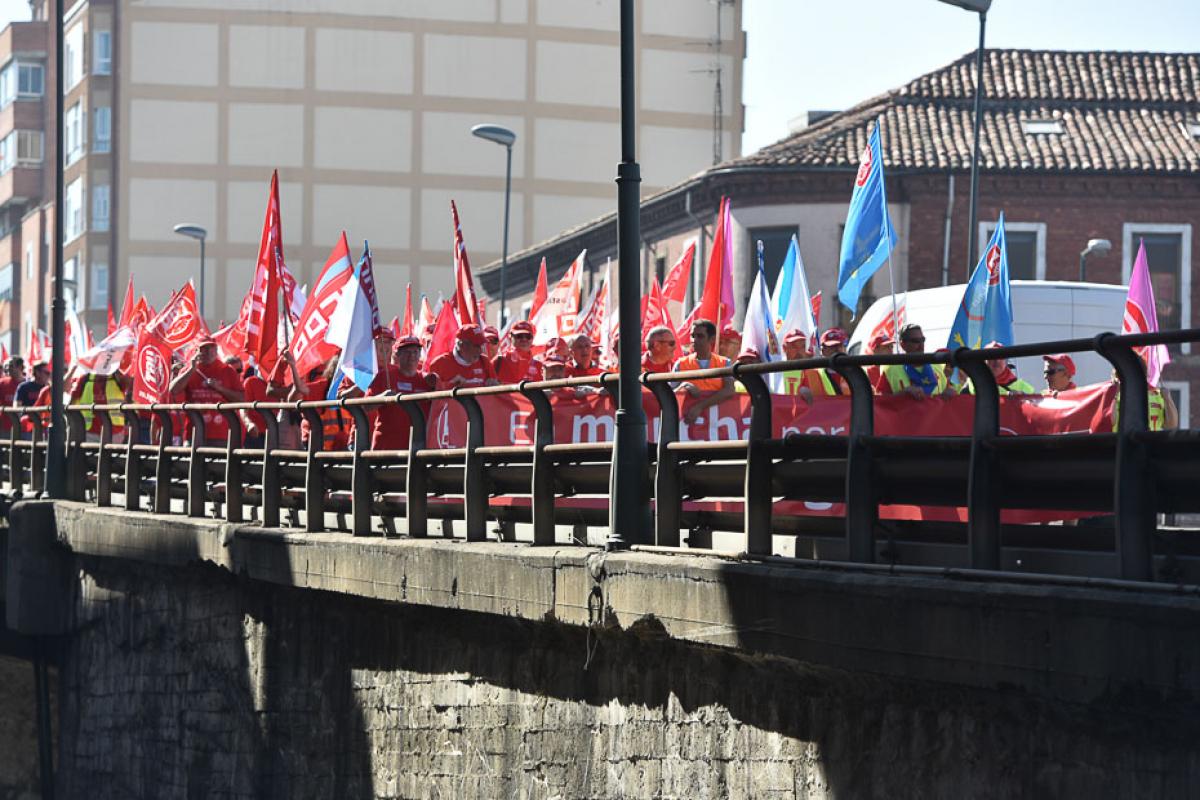 La comitiva atraviesa el puente de la Carretera de Madrid
