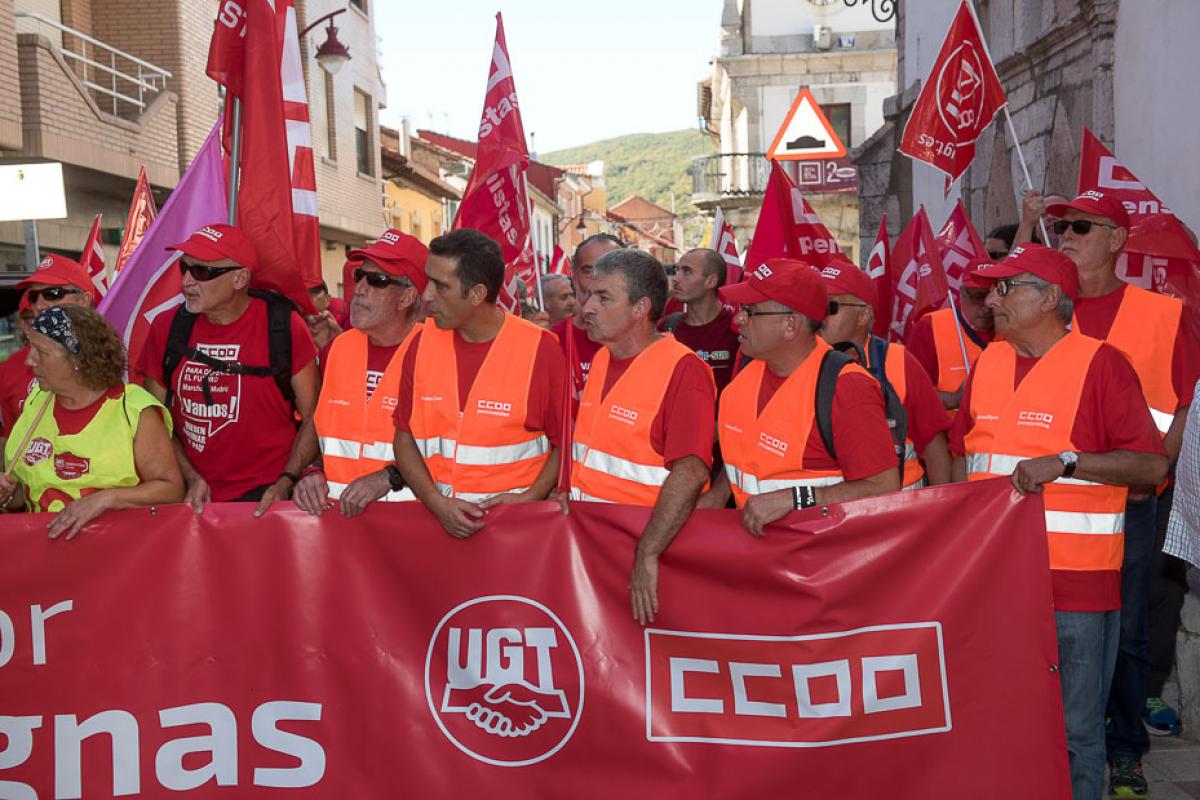 El secretario general de CCOO Castilla y Len, Vicente Andrs, portando la pancarta