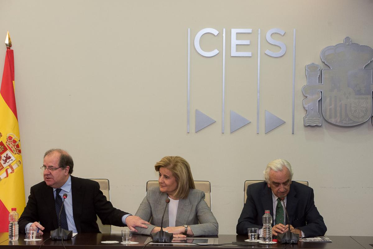 El presidente de Castilla y Len, Juan Vicente Herrera junto a la ministra de Empleo, Ftima Bez y el presidente del CES, Marcos Pea