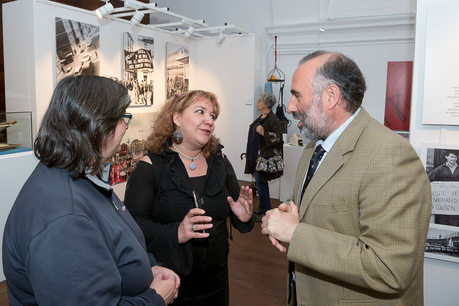 Mara Vallejo conversa con el director del Archivo de Castilla y Len, Carlos Traves y con Yolanda Rodrguez
