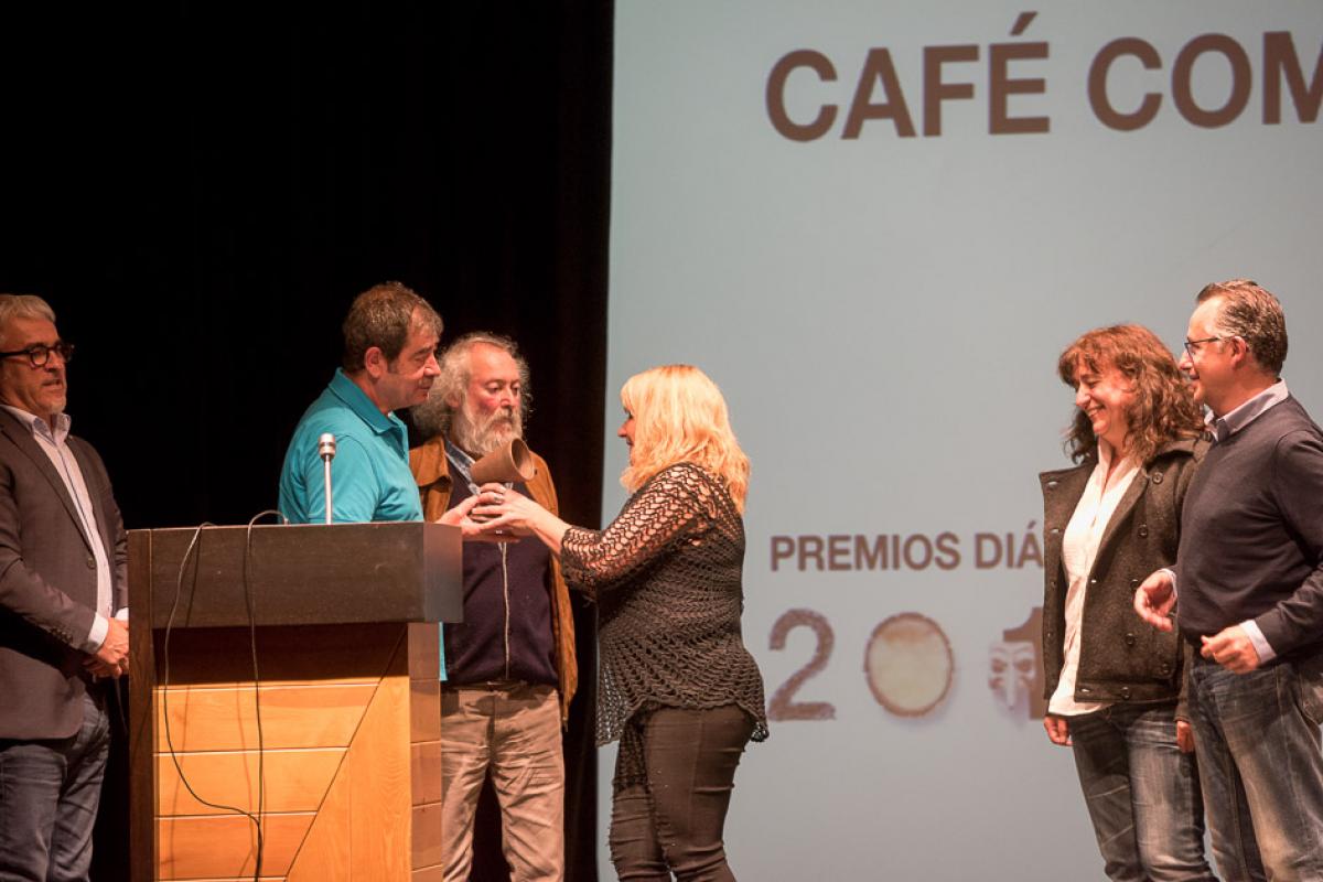 Entrega del Premio Dilogo a la promocin de la cultural local (reconocimiento colectivo) a la Asociacin Literaria Caf Comps