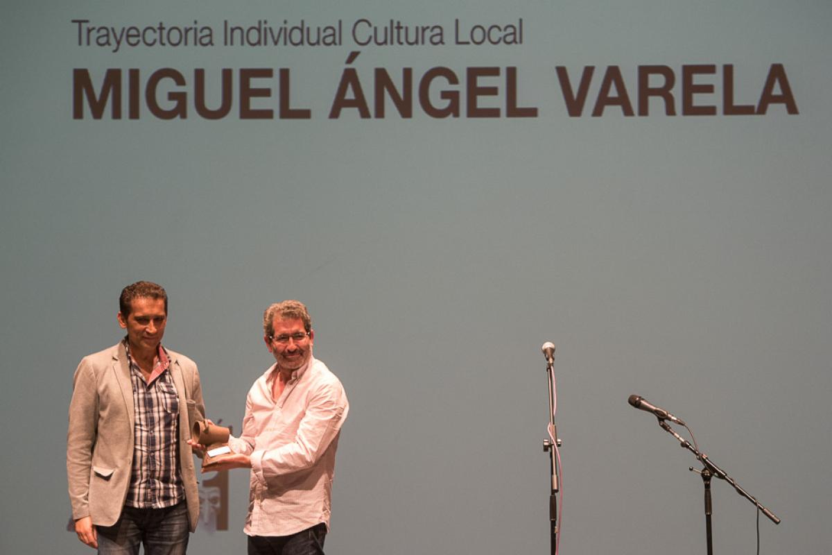 El secretario general de CCOO Castilla y Len, Vicente Andrs, entrega el Premio Dilogo a la promocin de la cultura local (reconocimiento individual) a Miguel ngel Varela, director del Teatro Bergidum de Ponferrada