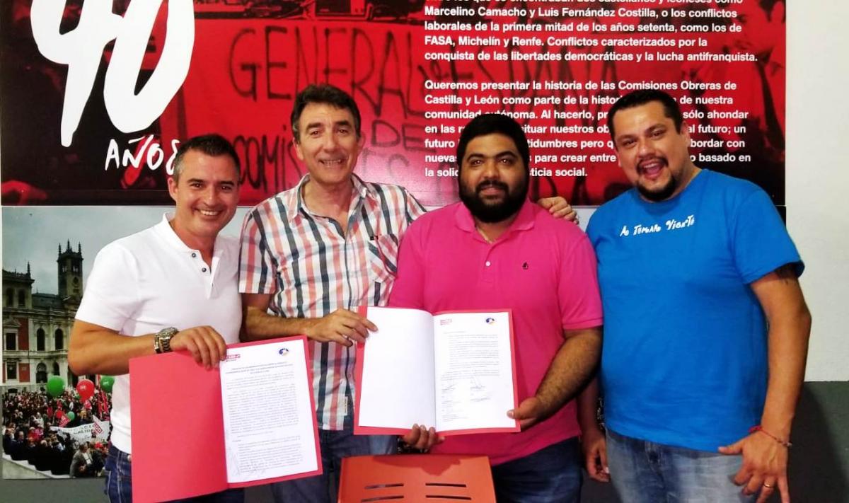 Marcos Gutirrez y ngel Hernndez (izquierda) sujetan los acuerdos con los representantes chilenos.