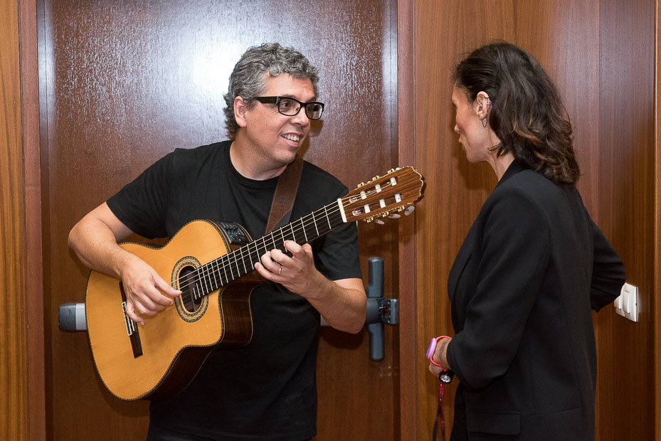 El cantautor Pedro Guerra conversa con su representante antes del concierto