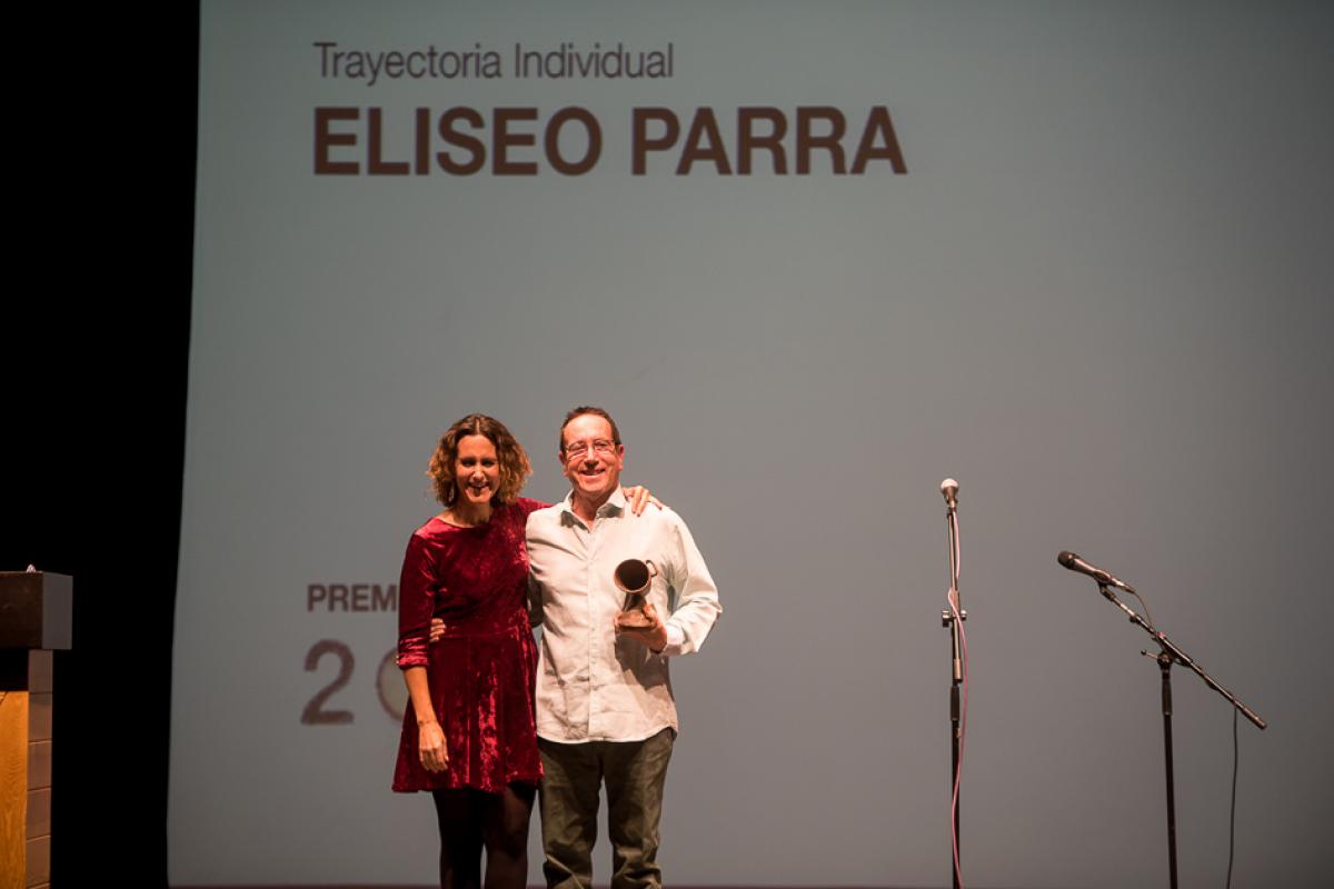 La cantante Vanessa Muelo entrega el Premio Dilogo a la Trayectoria Individual al msico Eliseo Parra