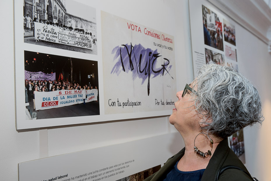 Bernarda García observa las obras de la exposición