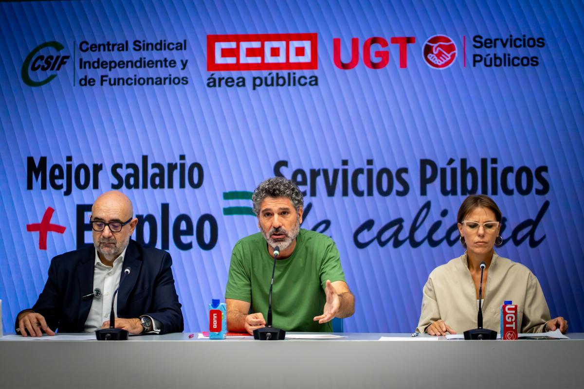 De izquierda a derecha, Miguel Borra, presidente de CSIF, Lucho Palazzo, coordinador del Área Pública de CCOO, e Isabel Araque, secretaria general de UGT Servicios Públicos, durante la rueda de prensa para anunciar movilizaciones en el ámbito de lo público