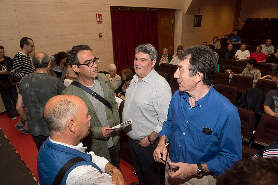 Ángel Hernández conversa con Francisco González y con Fidel Velasco, anterior secretario general de CCOO en Burgos