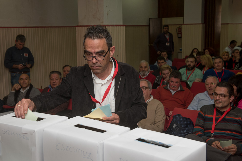 El secretario general saliente, Fidel Velasco, deposita su voto