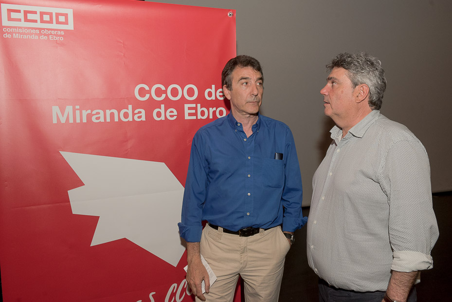 El secretario general de CCOO en Castilla y León, Ángel Hernández, conversa con el secretario general de CCOO Miranda de Ebro, Francisco González