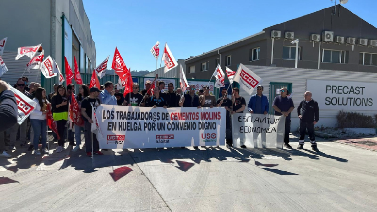 Foto abril 2025. Concentracin para exigir una mejora del convenio en Cementos Molins