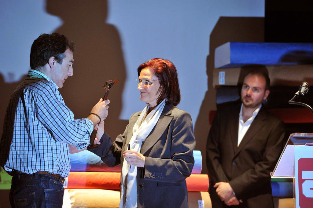 Angel Hernández entrega el premio Diálogo concedido a Catalina Montes.